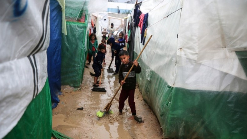 الشتاء كابوس غزة القريب.. خيام مهترئة وجهود يقتلها تعنت الاحتلال