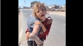 فيديو مأساوي لطفلة حافية القدمين تحمل شقيقتها المصابة يثير تفاعلا واسعا