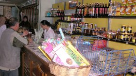 مرضى يعالجون الحساسية الموسمية بخلطات “العطارين”