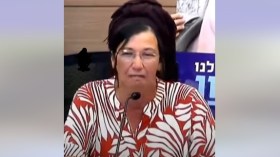 فيديو مستفز.. والدة جندي صهيوني قتيل تطالب بإبادة أهل غزة!