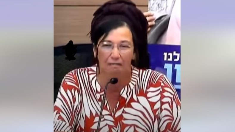 فيديو مستفز.. والدة جندي صهيوني قتيل تطالب بإبادة أهل غزة!