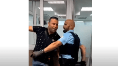 VIDEO: un ressortissant marocain matraqué par un agent de sécurité espagnol!