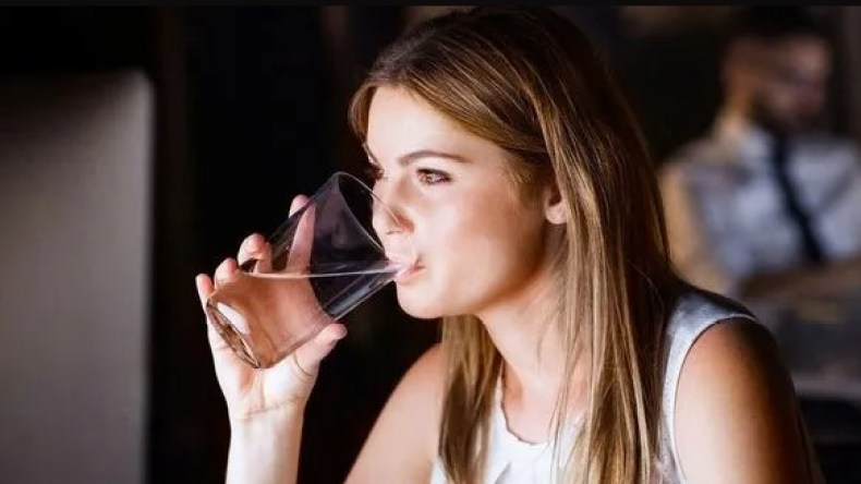 خبيرة روسية تؤكد على ضرورة شرب كوب من الماء صباحا