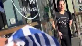 بالفيديو.. أمريكية تمزق العلم اليوناني لاعتقادها أنه علم الصهاينة