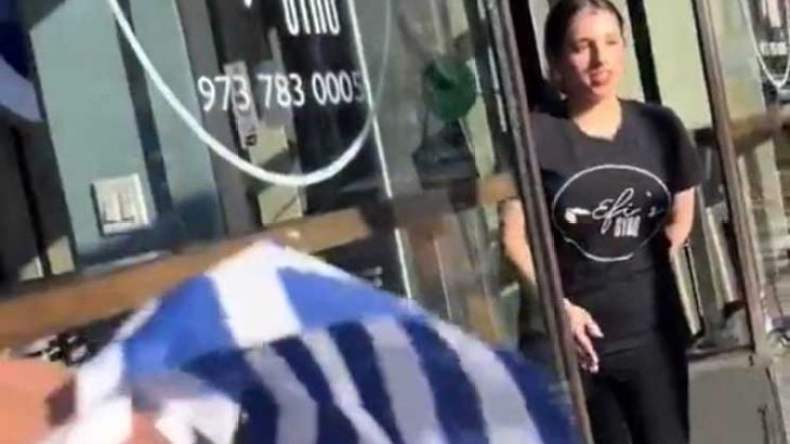 بالفيديو.. أمريكية تمزق العلم اليوناني لاعتقادها أنه علم الصهاينة