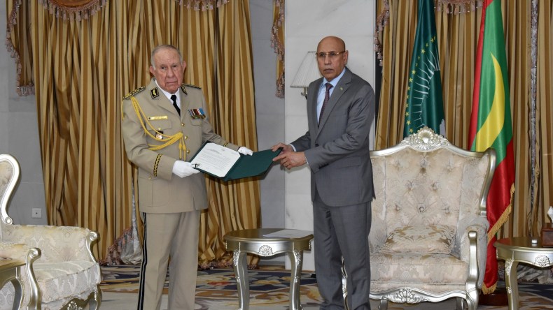 الفريق أول السعيد شنقريحة يُسلِّم الرئيس الموريتاني رسالةً خطية من الرئيس تبون