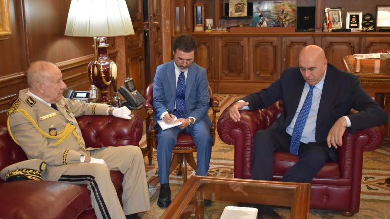 الفريق أول شنقريحة يستعرض التعاون الثنائي مع وزير الدفاع الإيطالي