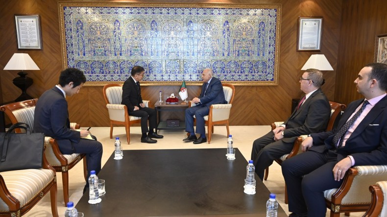 عطاف يستقبل سفير اليابان الجديد  