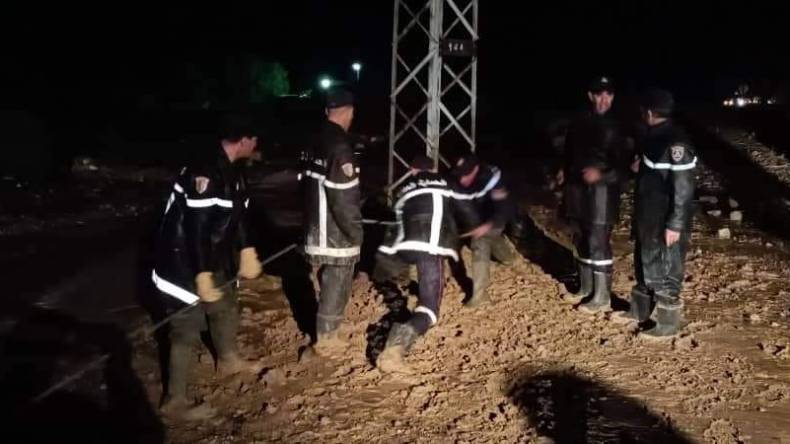 تقلبات جوية.. إنقاذ 14 شخصا حاصرتهم مياه الأمطار  