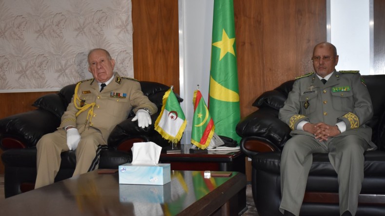 الفريق أول شنقريحة يتحادث مع قائد الأركان العامة للجيوش الموريتانية