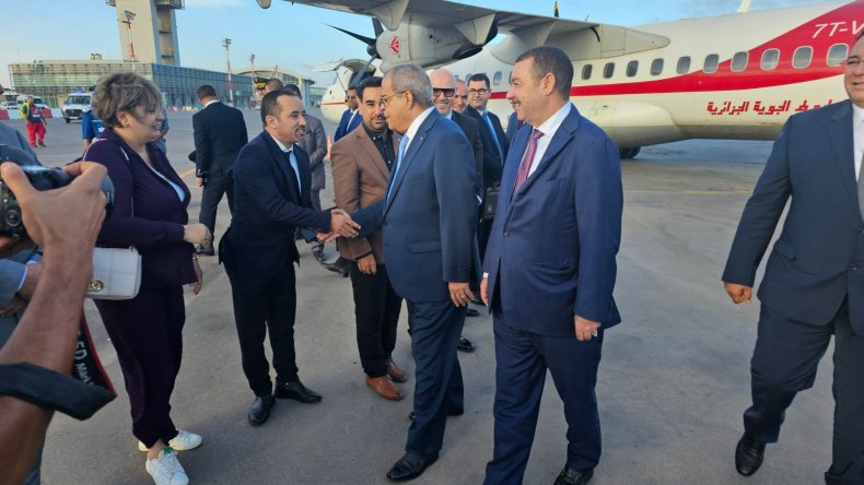 عون يصل إلى وهران في إطار زيارة عمل