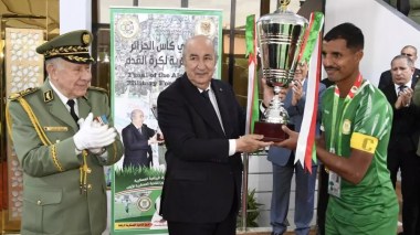 Coupe militaire d’Algérie: Le président de la République remet le trophée au capitaine de l’équipe de la 1ère région militaire