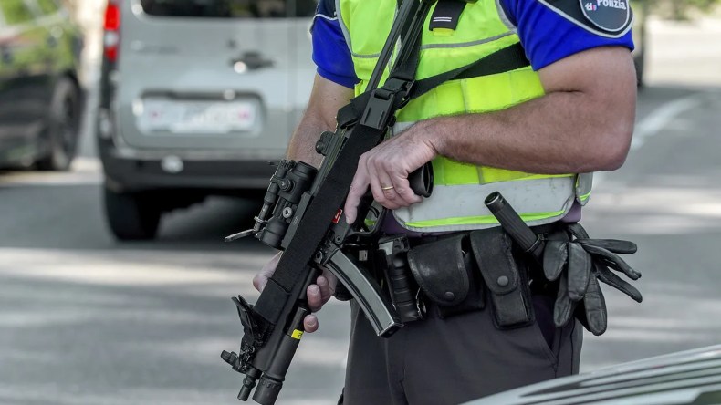 وزارة العدل السويسرية: ملزمون باعتقال نتنياهو وغالانت في حال دخولهم إلى أراضينا