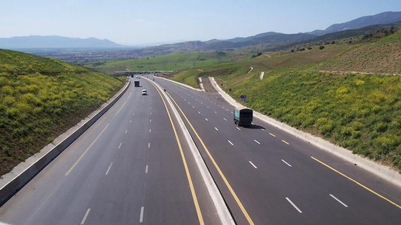 هذا جديد المنفذ الرابط بين طريق شرق غرب وميناء جن جن