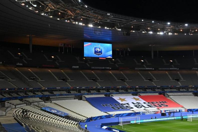 Pas de drapeaux palestiniens, pièces d’identités et billets nominatifs