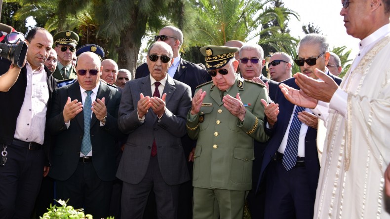 بالصور.. الفريق أول السعيد شنقريحة يشارك في تشييع جنازة المجاهد العقيد الطاهر الزبيري