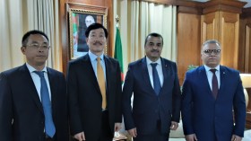 عرقاب يستقبل مدراء شركتي تيرامين وسينوستيل لتعزيز التعاون في المشاريع المنجمية