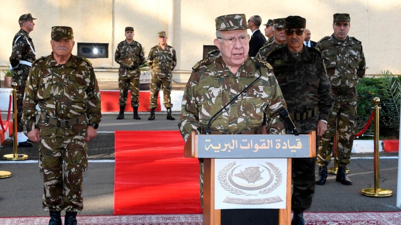 الفريق أول السعيد شنڨريحة يُشرف على تنصيب قائد القوات البرية الجديد