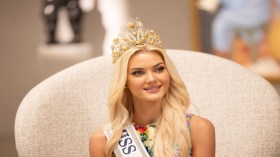 بالفيديو.. ملكة جمال الكون تتعرض للانتقادات بسبب هذه الكلمة العنصرية!