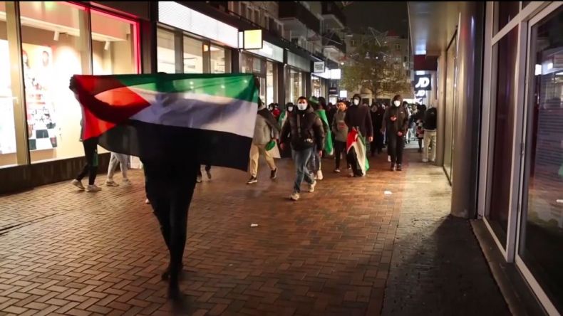 أنصار “أياكس” الهولندي يؤدّبون مشجعي “مكابي” الصهيوني في أمستردام
