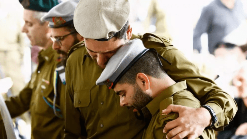 “جندي صهيوني” يتلقى الصفعات على يد أنصار أياكس أمستردام