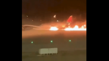 VIDEO: évacuation d’un avion russe, moteur en feu à l’atterrissage