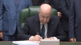 الرئيس تبون يوقَع على قانون المالية 2025 (فيديو)
