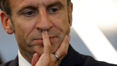 Sur la sellette! Macron poussé à la démission par LFI et le RN?