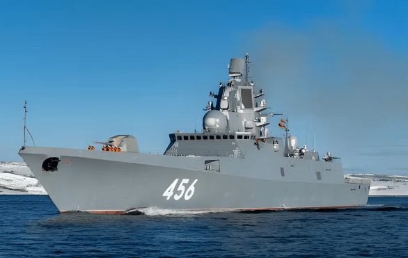 Une frégate russe armée de missiles hypersoniques navigue dans la Manche!