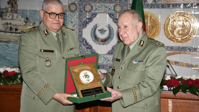 الفريق أول شنڨريحة يشرف على تكريم المشاركين في الاستعراض العسكري