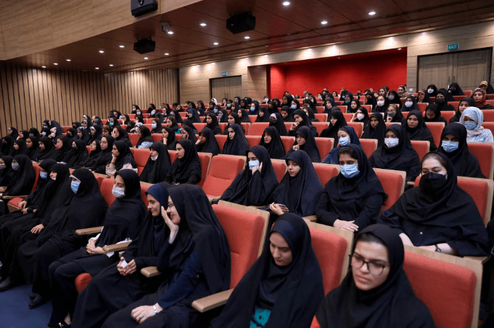 Iran: une étudiante arrêtée après s’être déshabillée en public