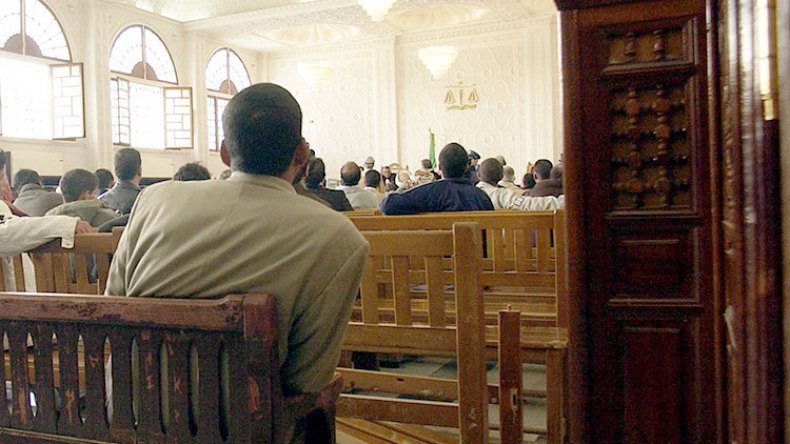 فتاة تعقد قرانها مع خمسة أشخاص بالشلف