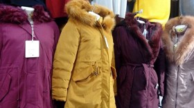 الملابس الشتوية تملأ المحلات بدون زبائن