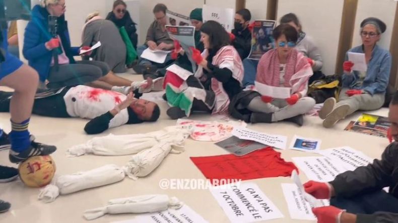 بِالفيديو: اقتحام مقرّ اتحاد الكرة الفرنسي والمطالبة بِتجريم الصّهاينة