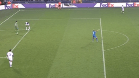 بالفيديو.. لاعب يتسبب بركلة جزاء غريبة في دوري أبطال أوروبا