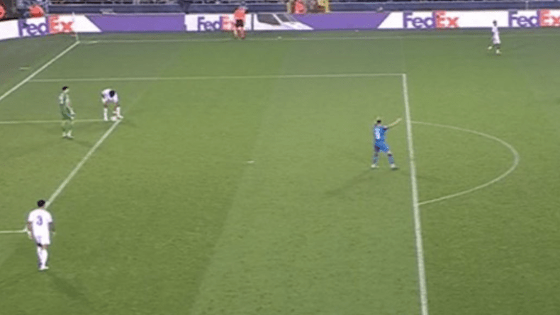 بالفيديو.. لاعب يتسبب بركلة جزاء غريبة في دوري أبطال أوروبا