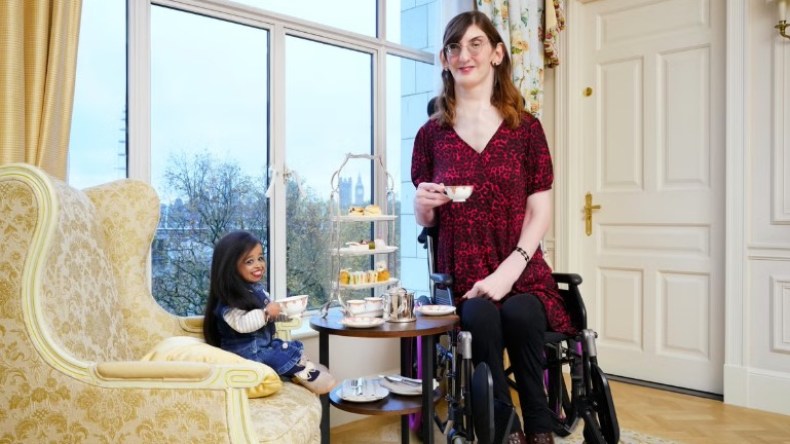 فيديو طريف وثق لحظة لقاء أطول وأقصر امرأتين في العالم