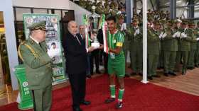 بِالصّور: الرّئيس تبون يُسلّم الكأس العسكرية لِفريق الناحية الأولى