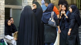 النسوية وراء تعرّي طالبة إيرانية داخل الحرم الجامعي.. نشطاء تداولوا فيديوهات كارثية!