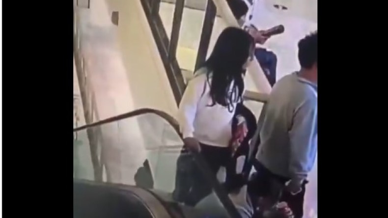 بالفيديو.. سلم كهربائي يسحب امرأة إلى حتفها بمتجر صيني  