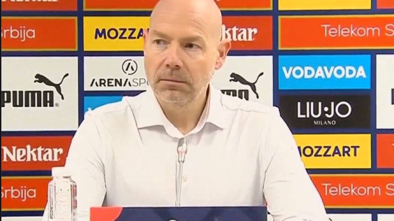 بالفيديو.. موقف محرج لمدرب الدنمارك خلال مؤتمر صحفي