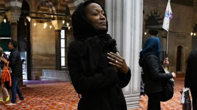 مغنية أمريكية شهيرة تتحدث عن غزة و57 دولة مسلمة وتذكر وصية مهمة!