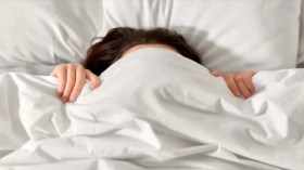 هل تغطي رأسك أثناء النوم؟ توقف فورا واعرف السبب