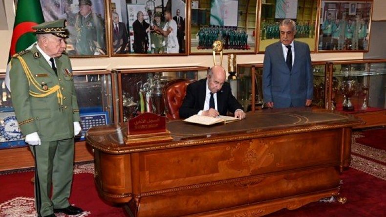 الرئيس تبون يوقع على السجل الذهبي لمتحف المركب الرياضي العسكري