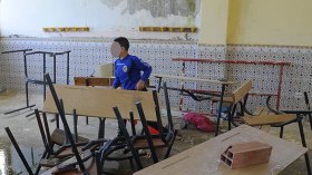 تلاميذ يوثقون تحطيم الطاولات والكراسي بحثا عن “الترند”