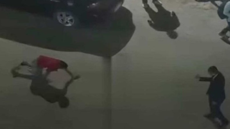 بالفيديو.. إجبار طالب على المشي كالحيوان يفجّر موجة غضب عبر الشبكات!