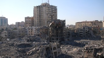 رمتني بدائِها وانسلّتْ