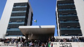 الوزارة أمرت بتنفيذ المطالب… احتجاج طلبة الطب إلى أين؟!