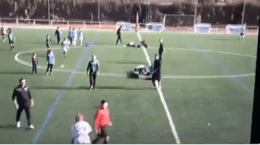 Football: la mère d’un enfant entre sur le terrain et gifle l’arbitre (VIDEO)