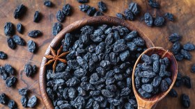12 فائدة صحية للزبيب الأسود المنقوع يوميا